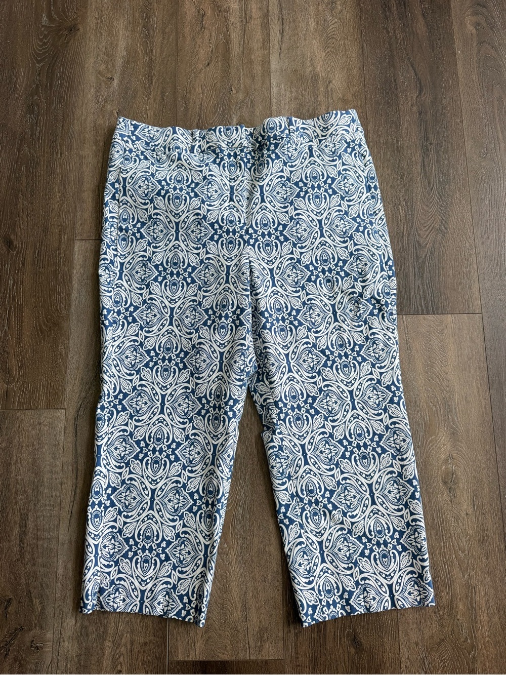 Lane Bryant Light Blue and White Patterned Pants Women’s Size 18